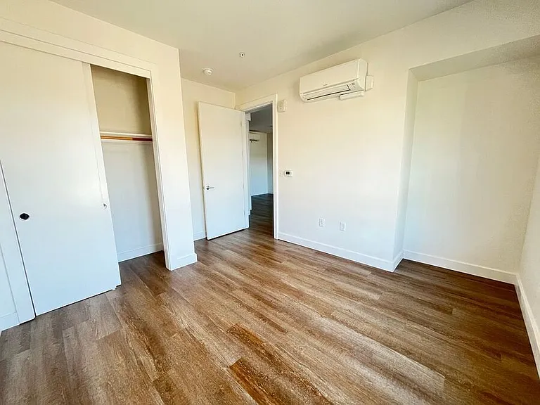 4045 Broadway — Photo 20