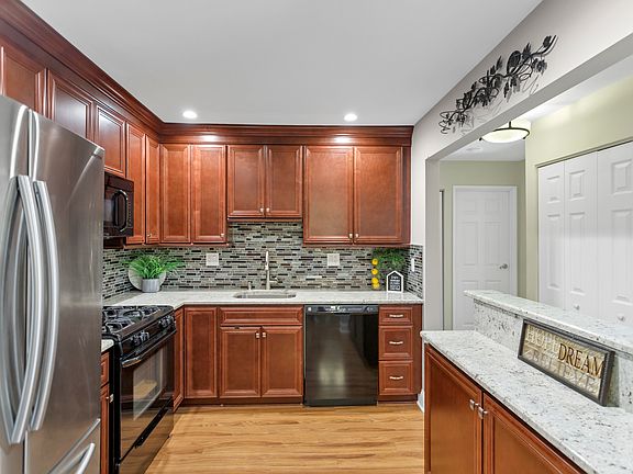 2nd image of 909 E Kenilworth Ave Unit 316