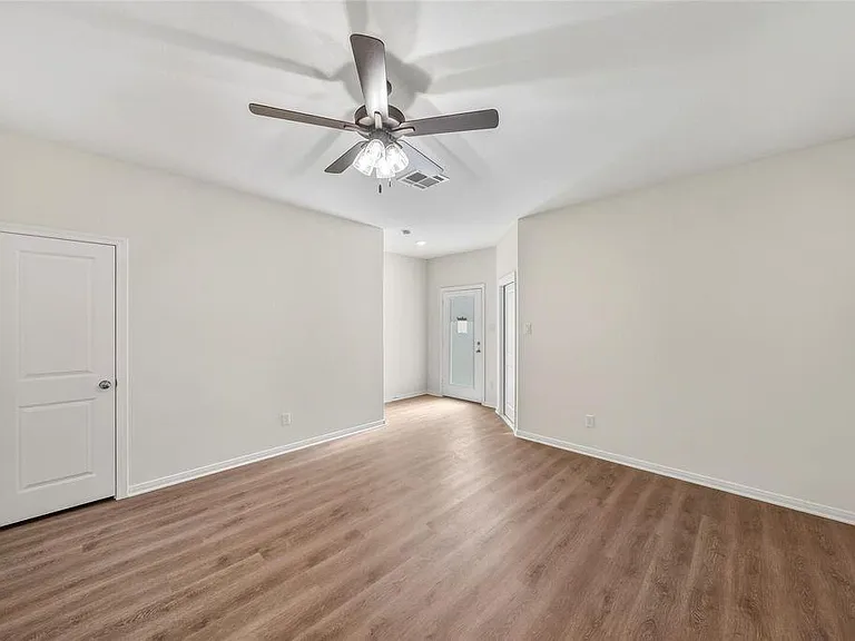 706 W Dallas — Photo 15