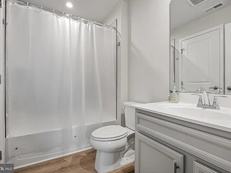 24 Sidney Ln — Photo 8