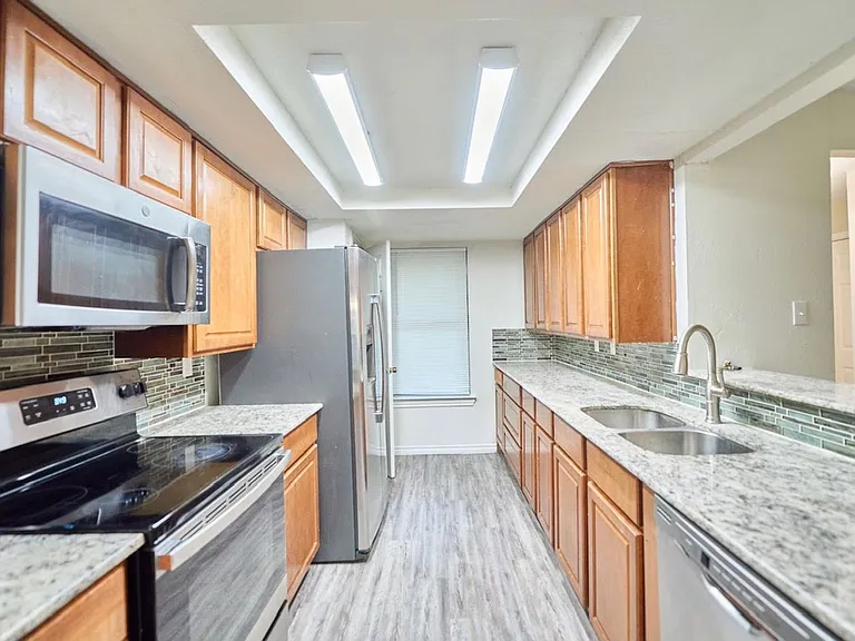 2510 Greenbriar Dr — Photo 7