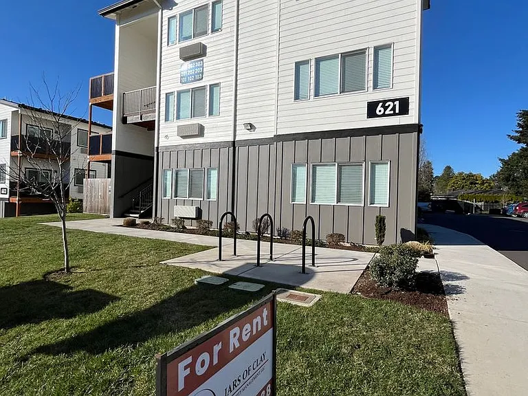 621-646 Plymouth Dr NE — Photo 1