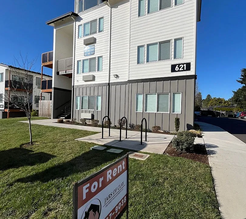 621-646 Plymouth Dr NE
