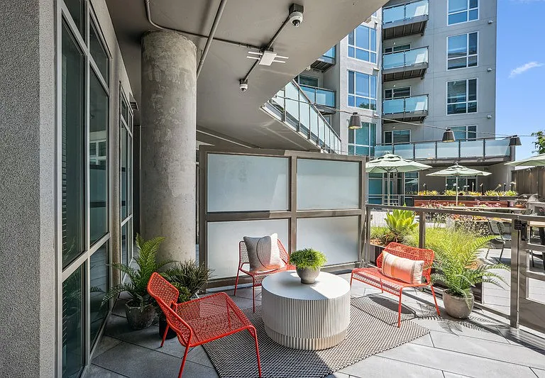 Link Apartments Four12 — Photo 13