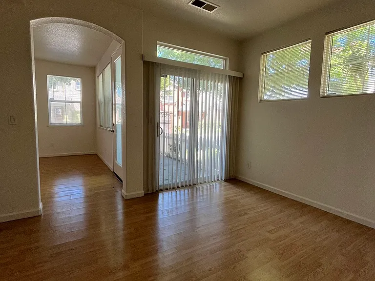 4550 Parkvale Ct — Photo 9