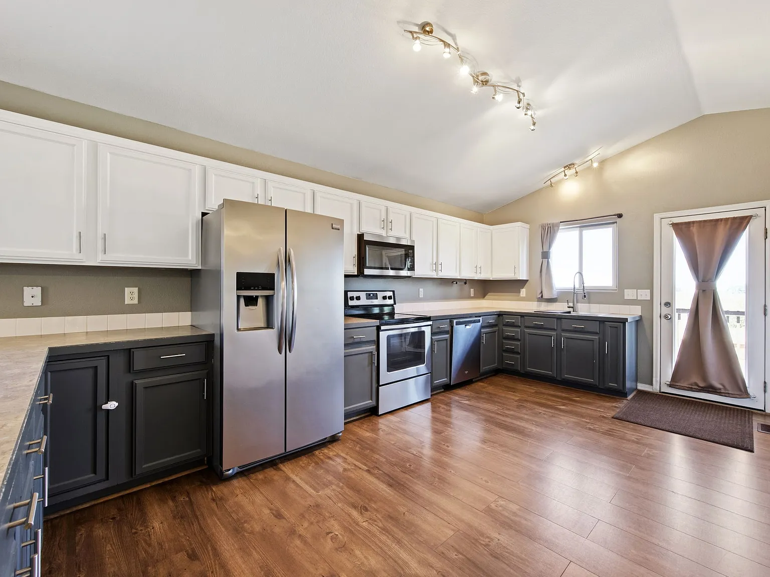 3 bed, 2100 sqft, $2,800 — Photo 4