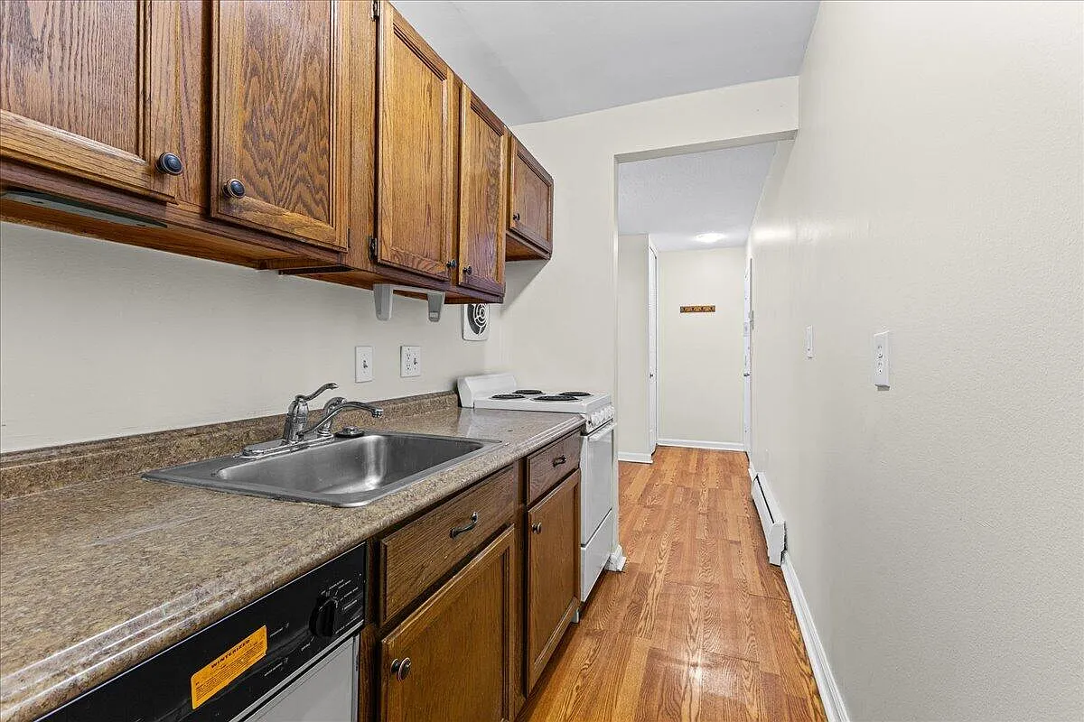 2 bed, 1.0 bath, 647 sqft, $1,300 — Photo 4