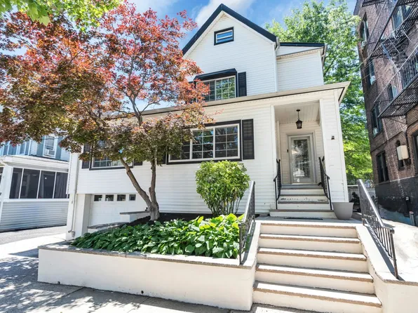46 W 43rd St, Bayonne, NJ 07002