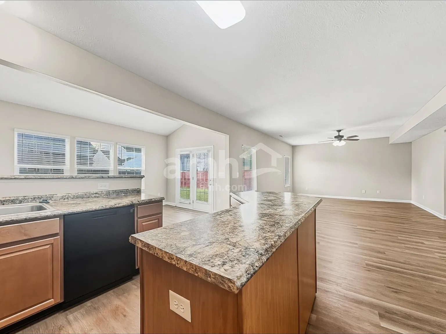 4 bed, 2.0 bath, 2552 sqft, $2,270 — Photo 4