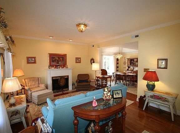 3rd image of 19 Charleston Ct