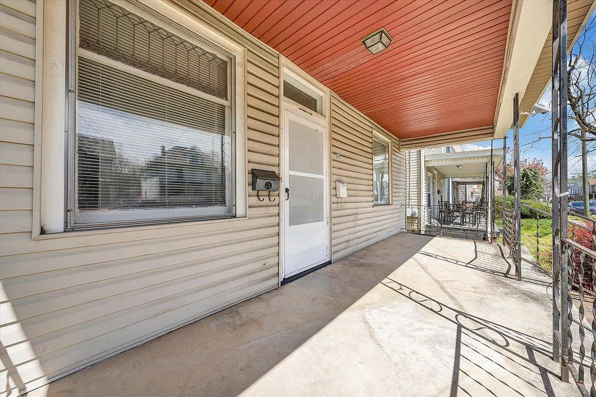 914 Jamison Ave SE — Photo 3