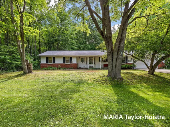 17690 Jordan Ln, Spring Lake, MI 49456