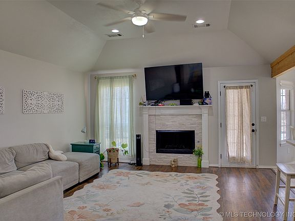 5th image of 11610 N 109th Pl E