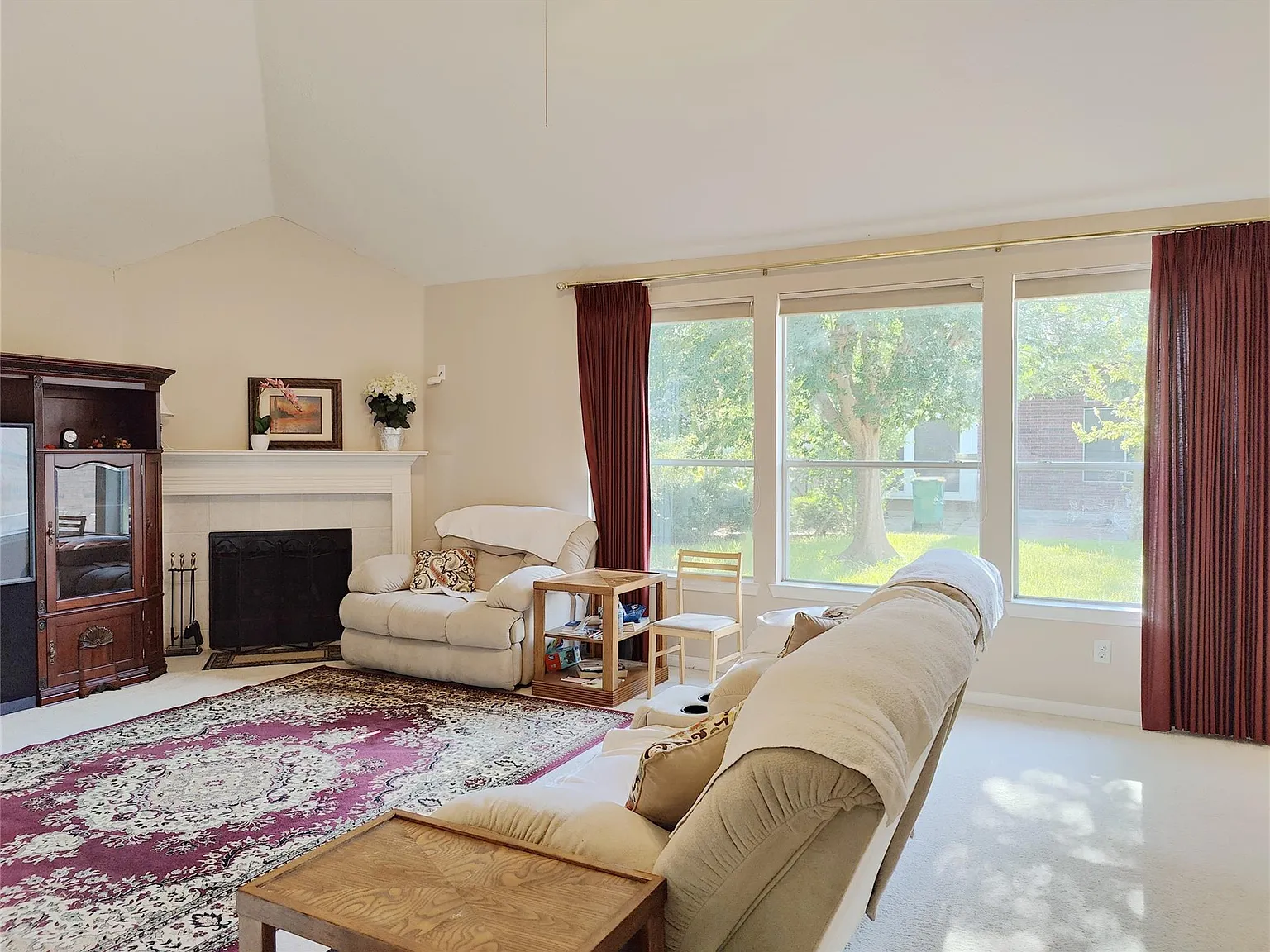 3 bed, 2.5 bath, 2308 sqft, $2,400 — Photo 3