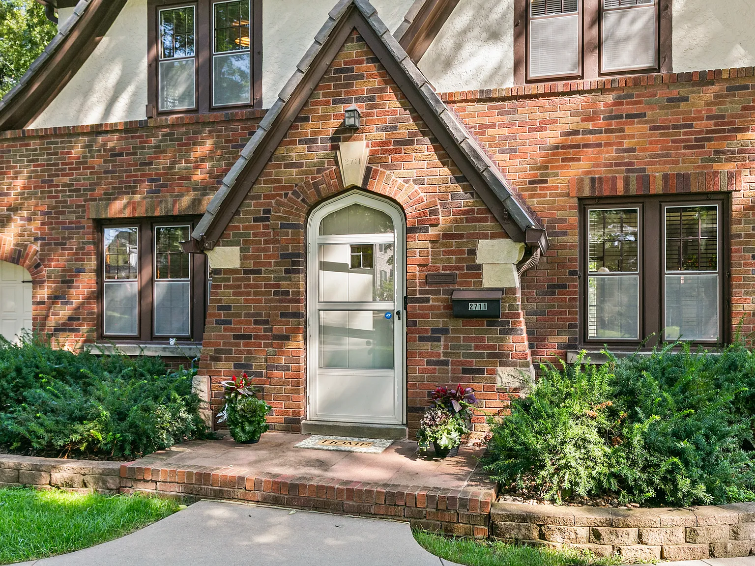 4 bed, 1.5 bath, 2241 sqft, $2,850 — Photo 2
