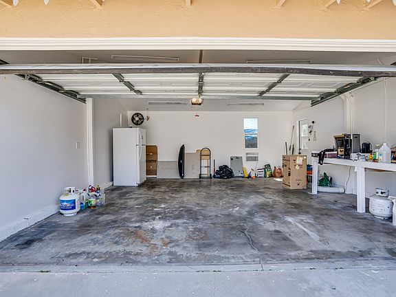 5th image of 22928 Wyandotte St