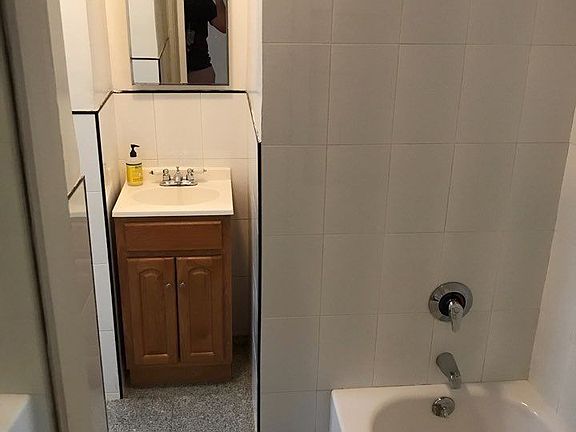 5th image of 155 E 52nd St APT 5C