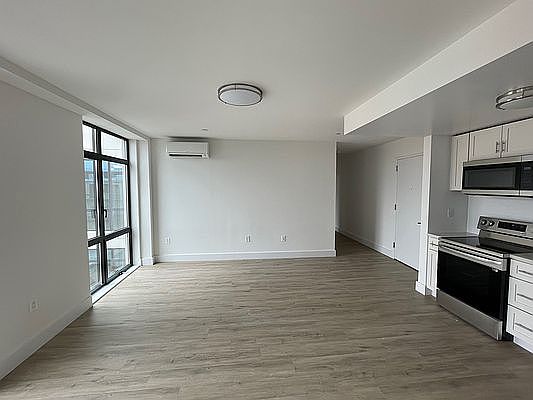 4th image of 324 Stanhope St #406