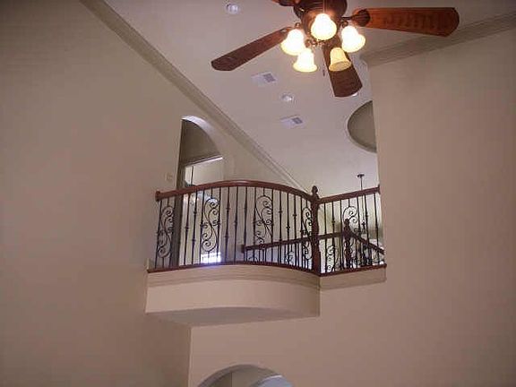 4th image of 1015 Drake Dr