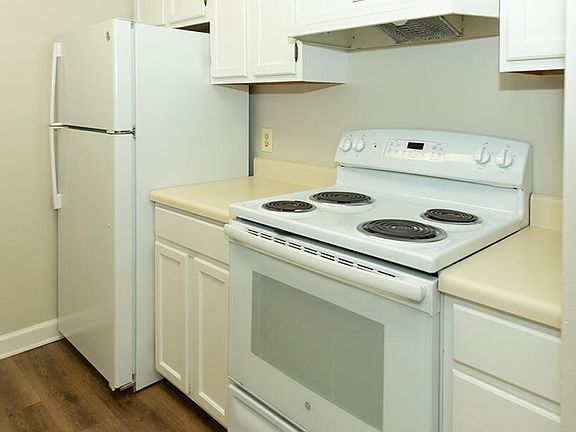 3rd image of 132 Elm Ave SE #D