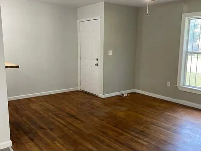 200 Stillwood Dr — Photo 2