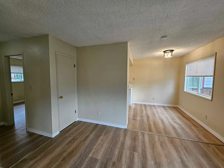 Sunset Apartments — Photo 12