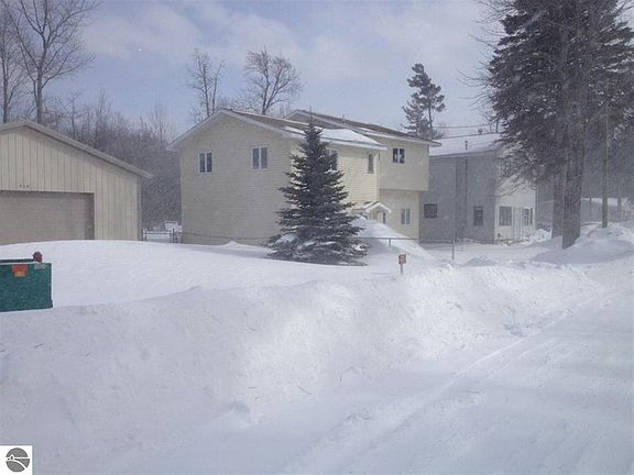 4th image of 908 E Lake Mitchell Dr