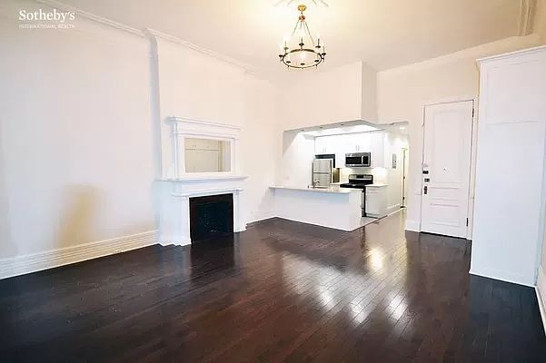 1st image of 10 W 90th St