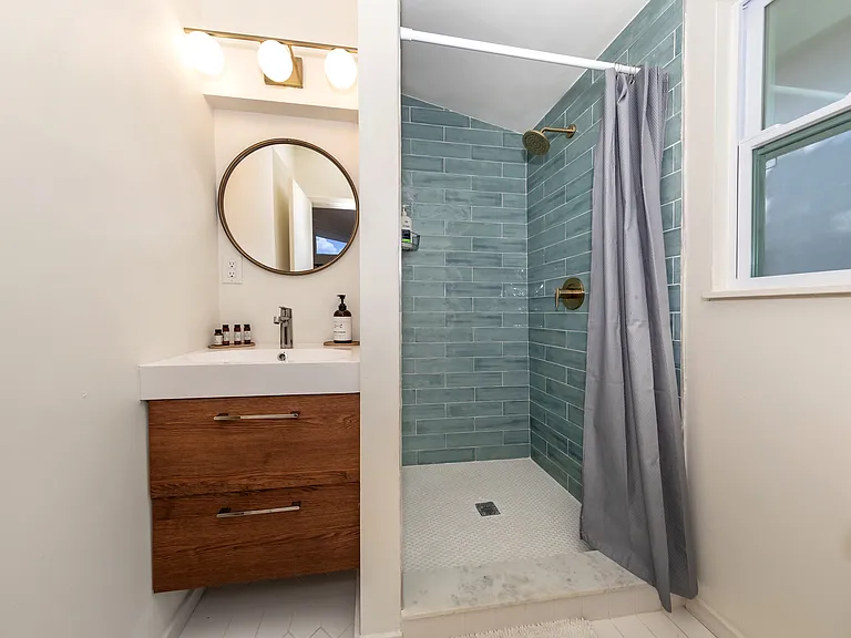 2933 Michigan St — Photo 10