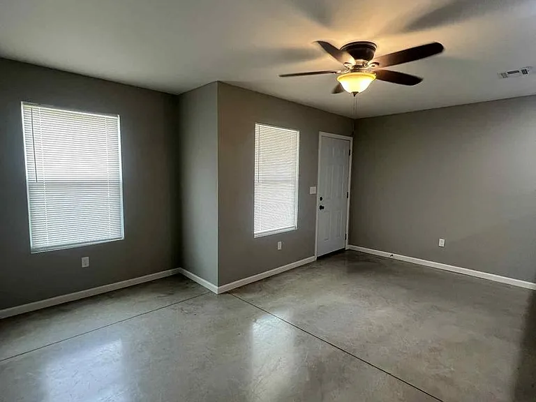 206-208 N Wall Ave — Photo 11