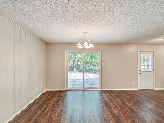 5th image of 2833 Kingsbury Ave