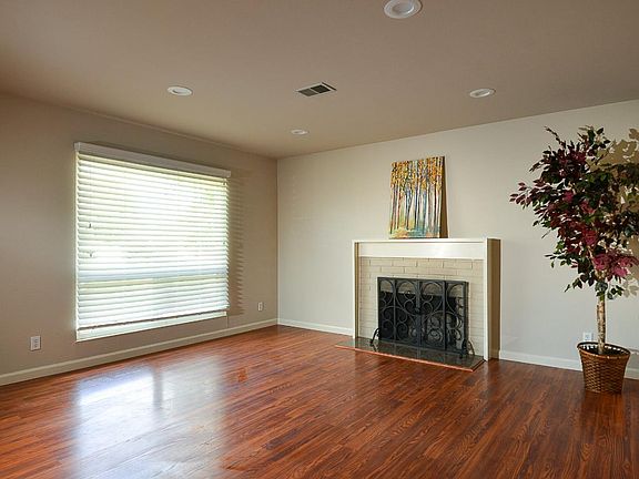 4th image of 1378 Lansing Ave