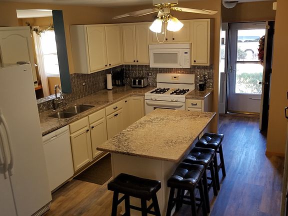 2nd image of 888 Arrowhead Dr