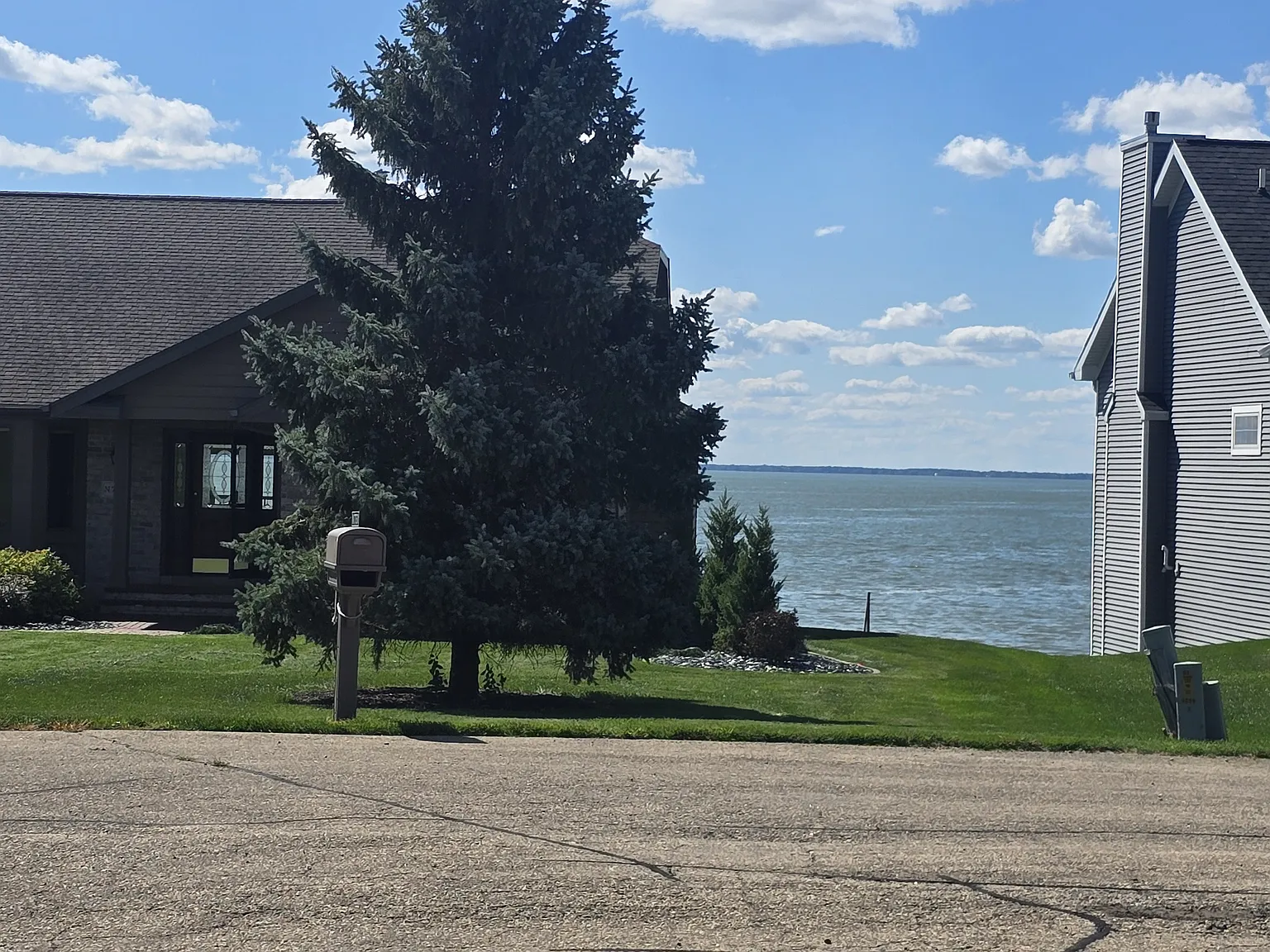 3 bed, 2.5 bath, 3501 sqft, $7,200 — Photo 3