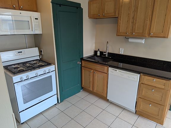 High End Cabinets, Granite Counter-tops, New Dishwasher & Stove!