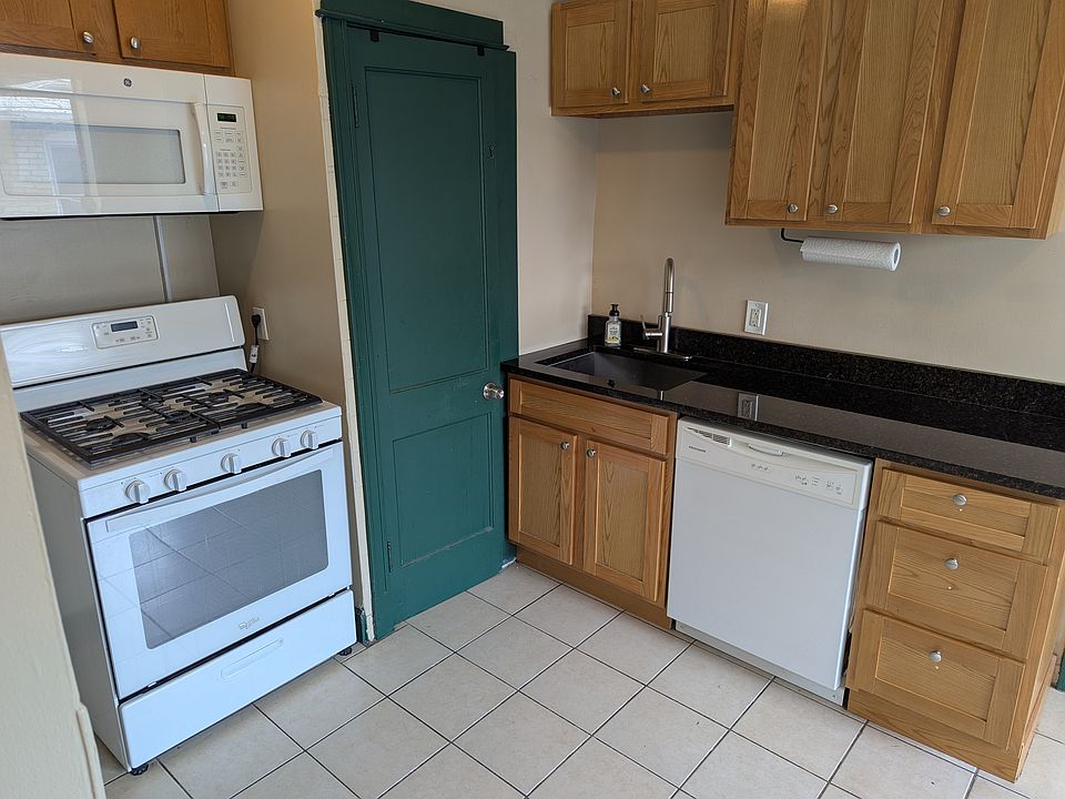 High End Cabinets, Granite Counter-tops, New Dishwasher & Stove!