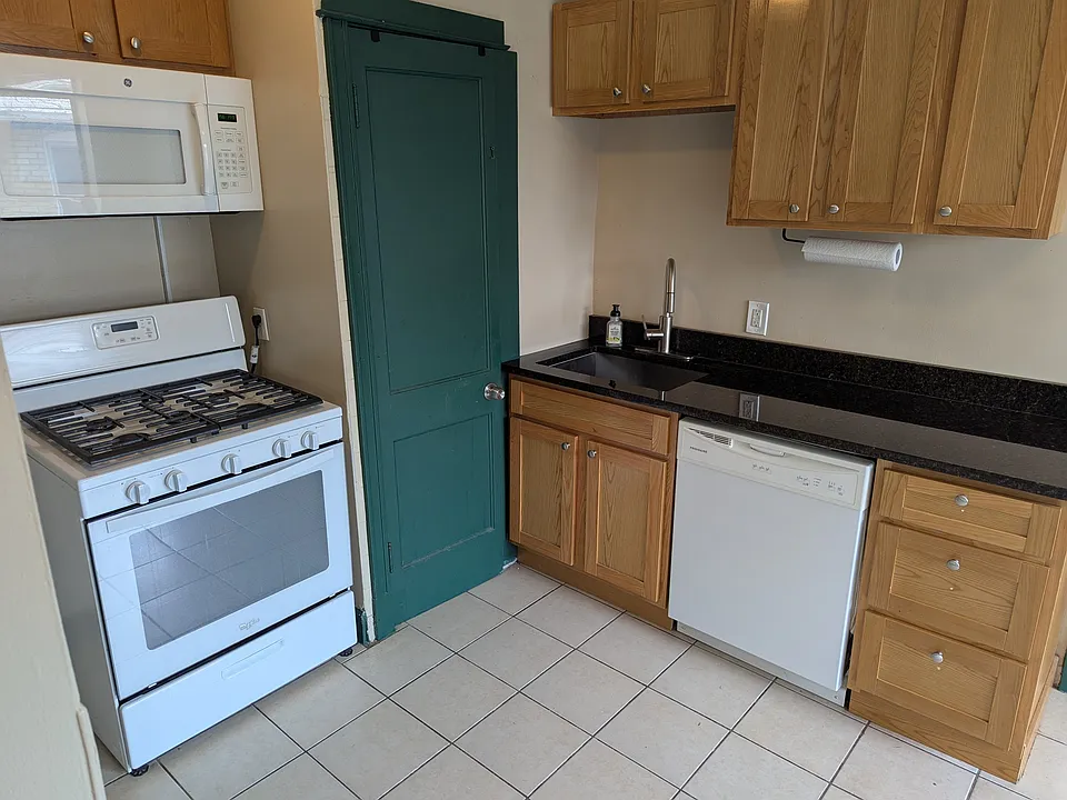 High End Cabinets, Granite Counter-tops, New Dishwasher & Stove!