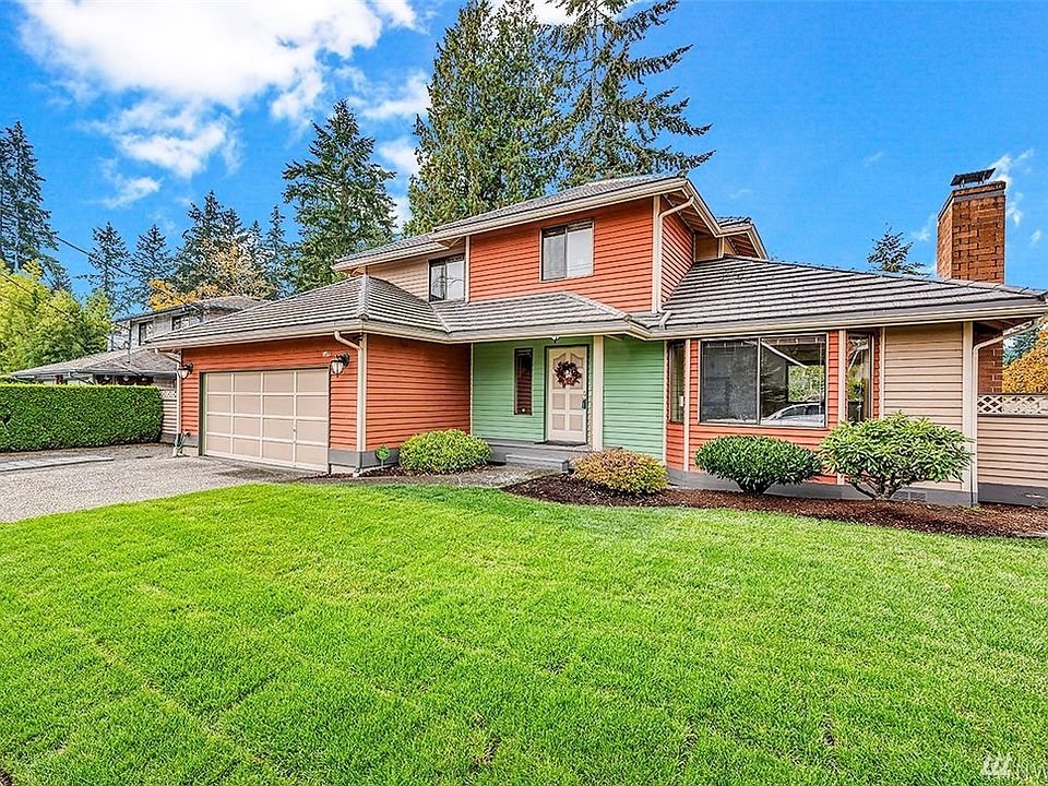 Front of home with new lawn ! Very colorful!