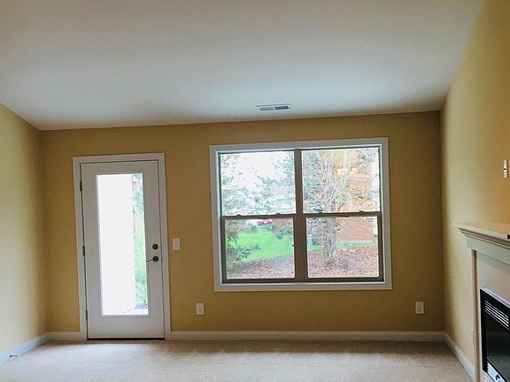 4th image of 807 Carriage Ln