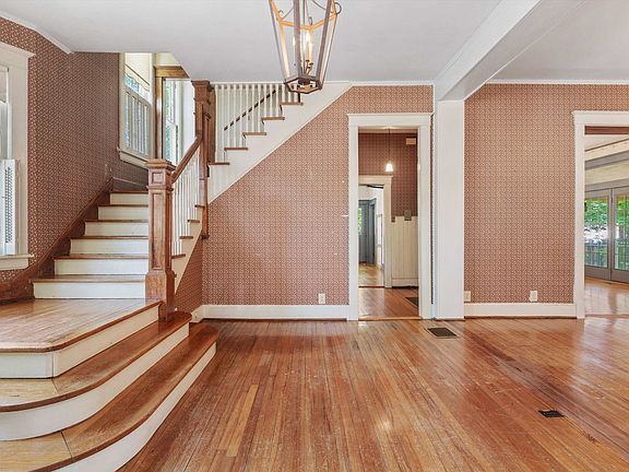 4th image of 1662 Forest Ave