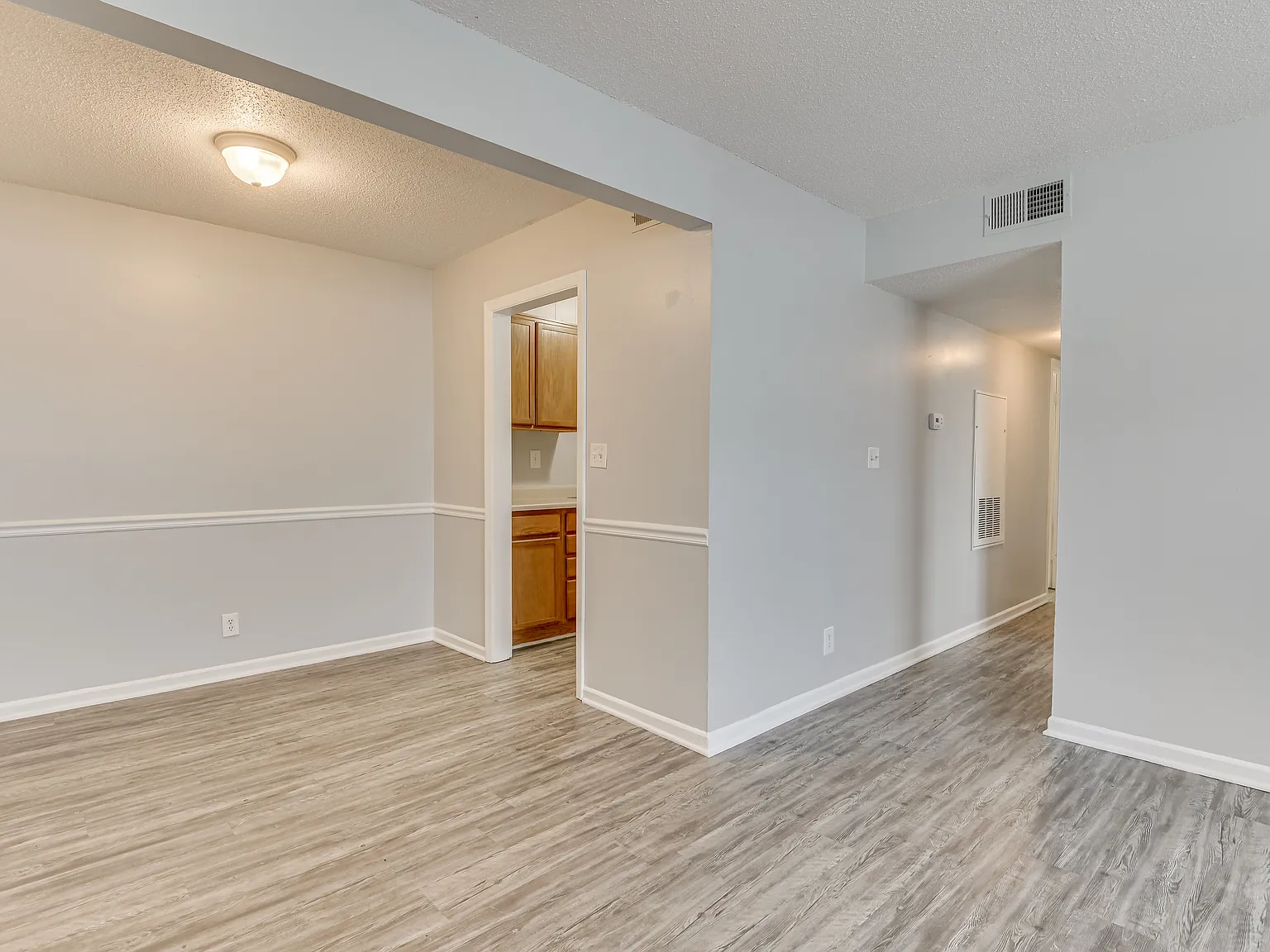 River's Edge Apartments — Photo 2