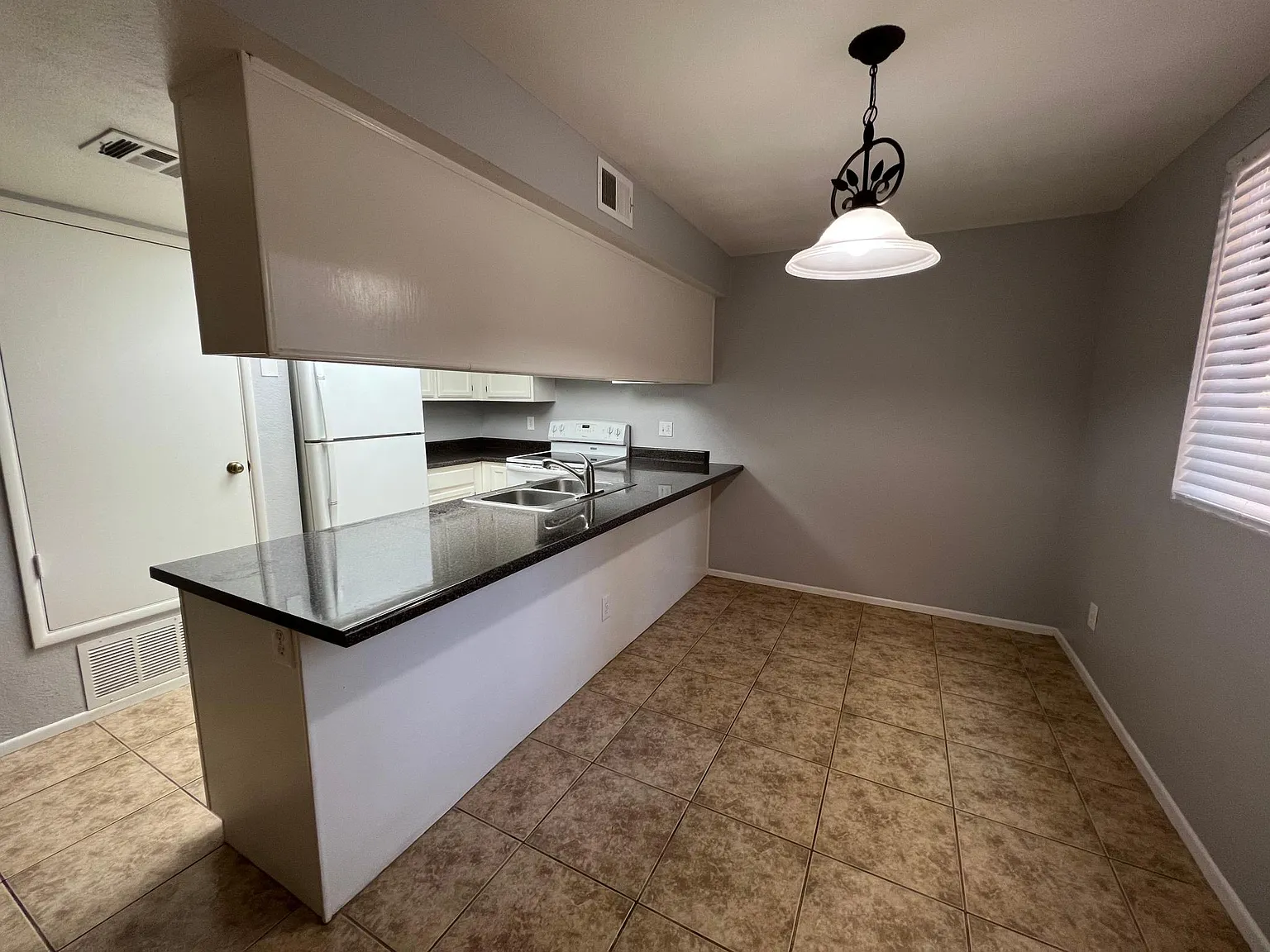 2 bed, 1022 sqft, $1,600 — Photo 3
