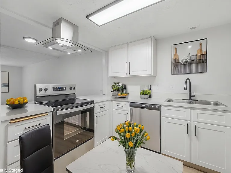 Hilltop Apartments — Photo 49