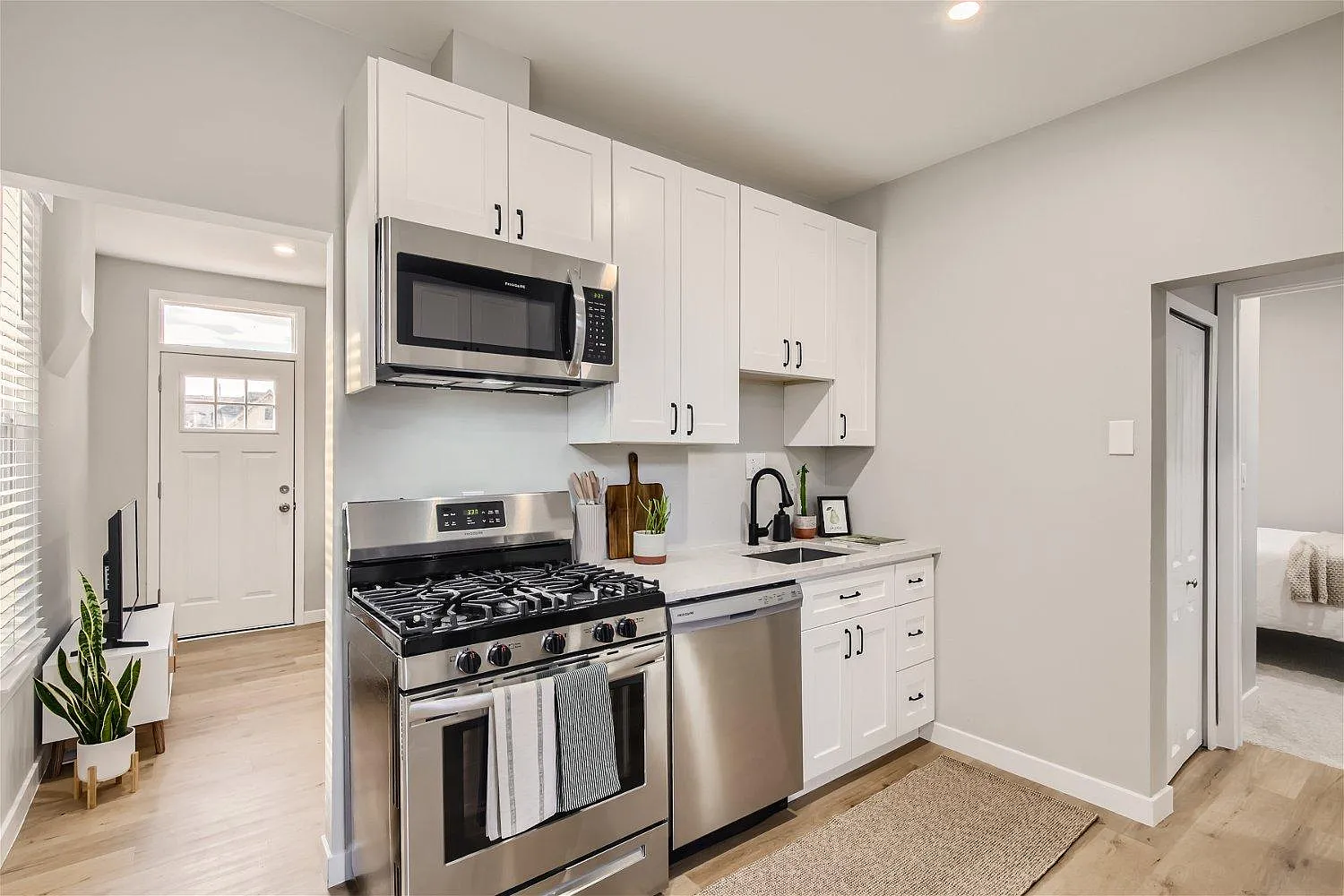 864 N Mariposa St — Photo 1