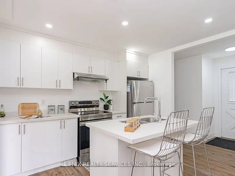 46 Staveley Cres — Photo 2