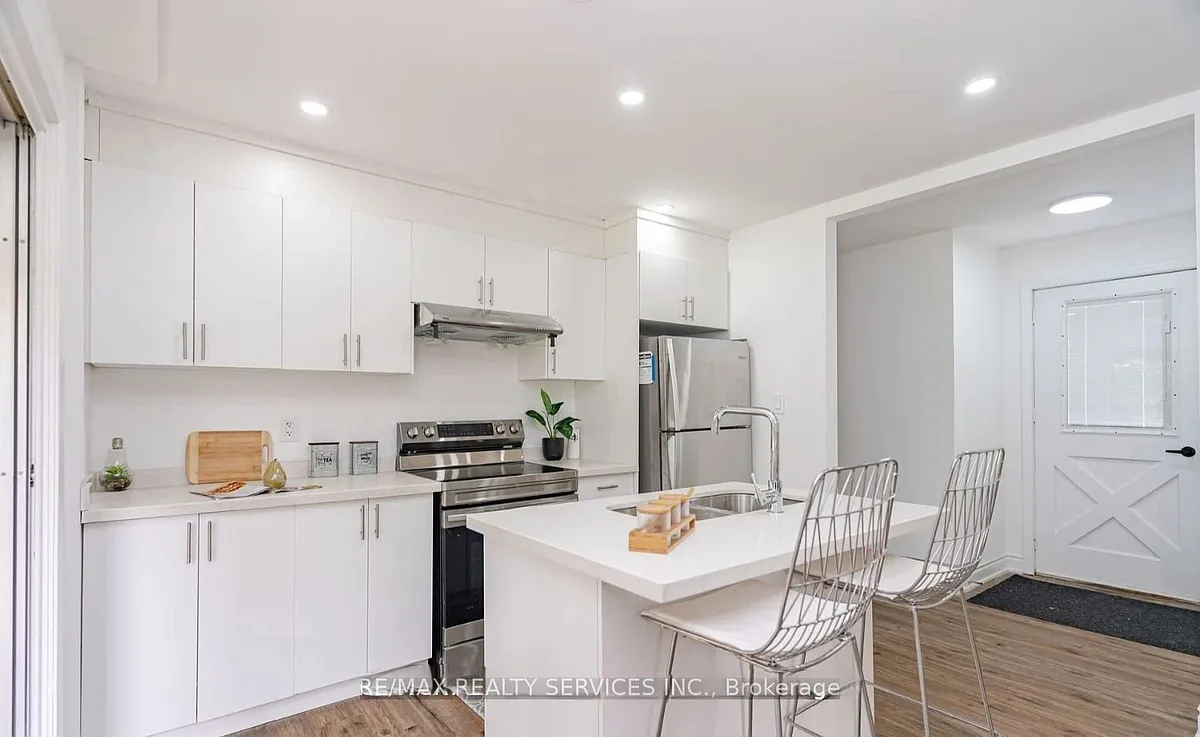 Building Photo - 46 Staveley Cres