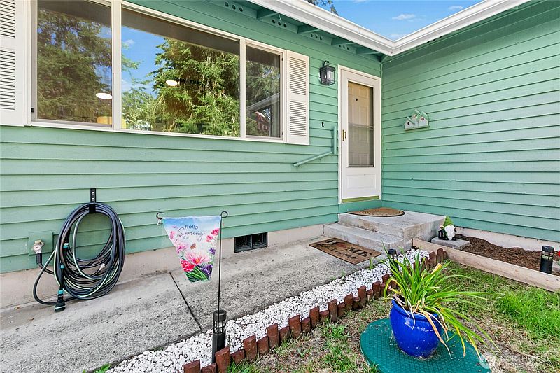 4th image of 3128 Summit Boulevard