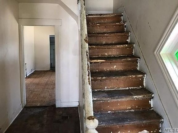 4th image of 83 Debevoise Ave