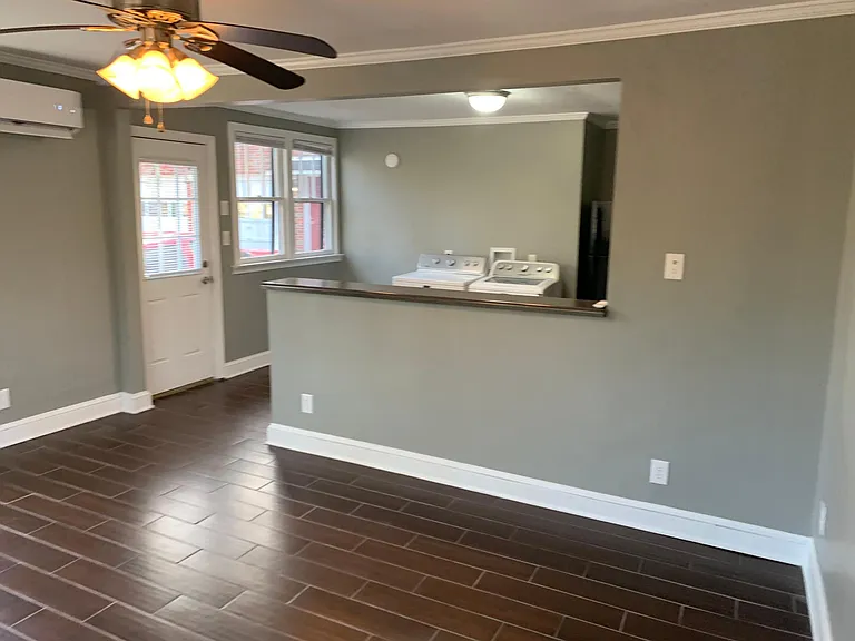 206 S Lucas St #B — Photo 2