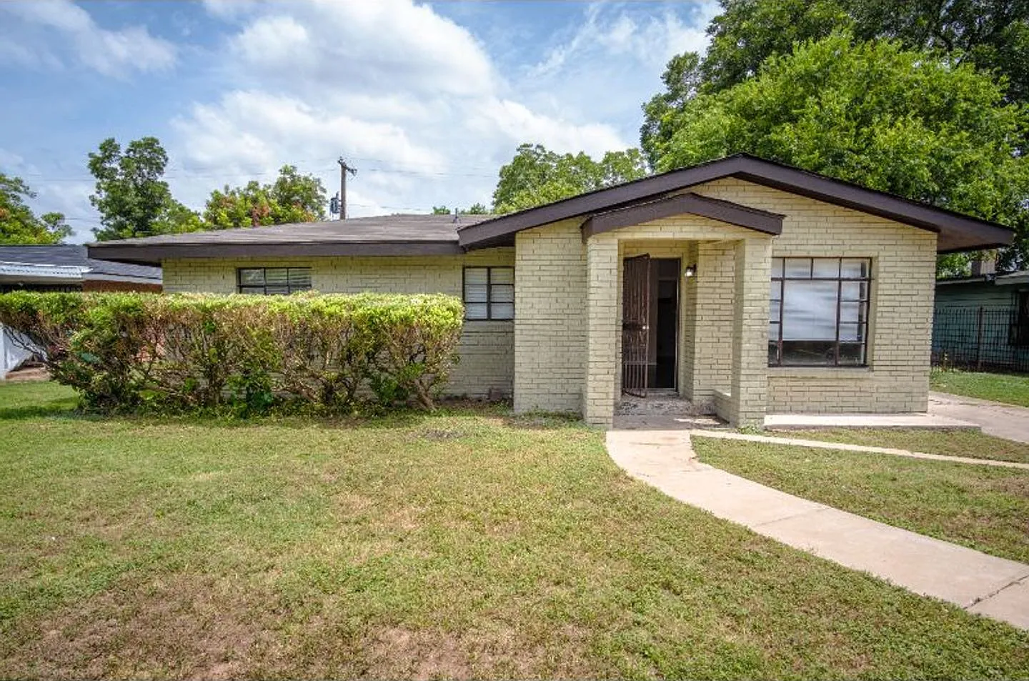 Perfect Property Near Downtown — Photo 2